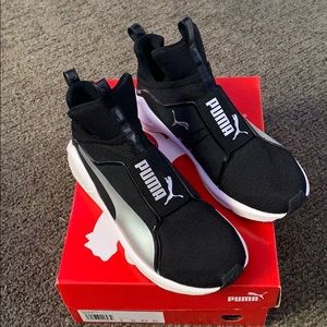 I’m selling these pumas.